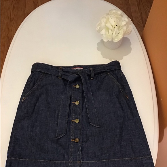 Tommy Hilfiger Denim skirt size 6. - Picture 2 of 7
